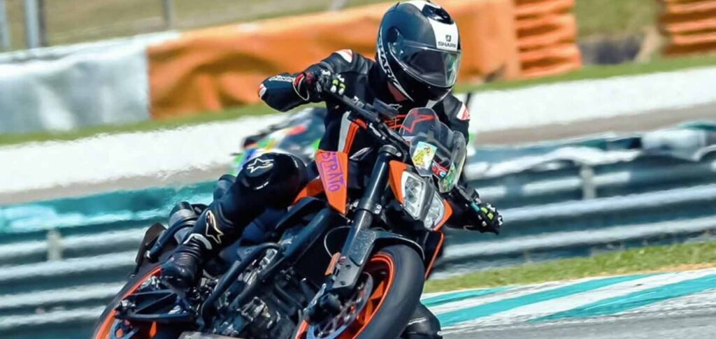 Motorcycle racer cornering at high speed using Kingtyre racing slicks.